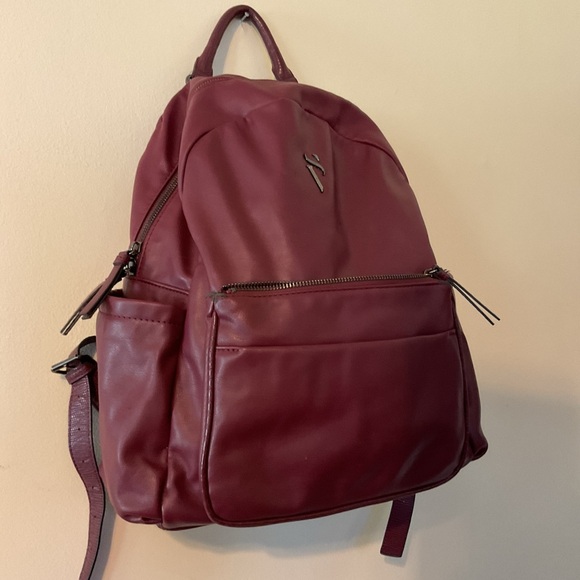 Elegant Simply Vera Burgundy Leather Backpack - Picture 9 of 9